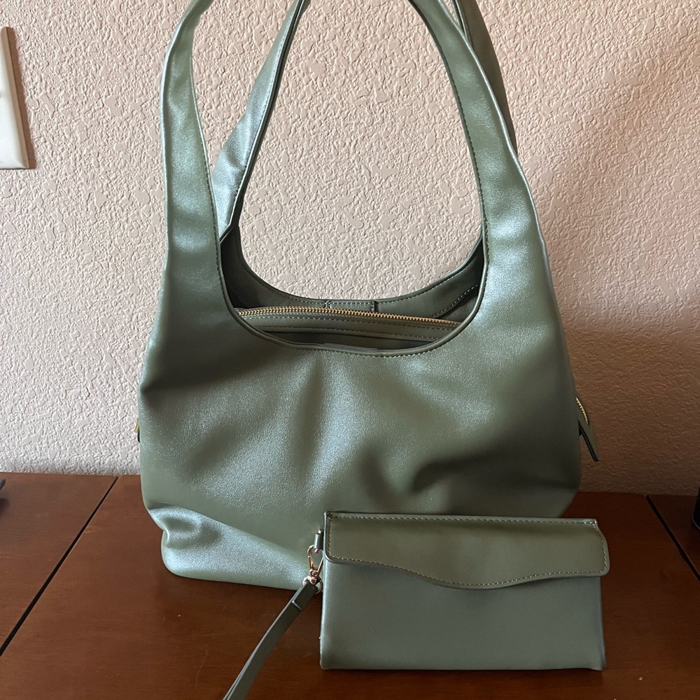 Women’s green shoulder bag with matching wallet